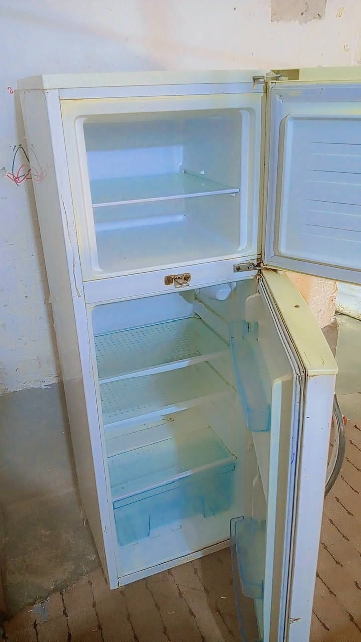 ثلاجه صغيره للبيع مابيه شي تبرد وتجمد سعره ٧٥ قفل ***********
