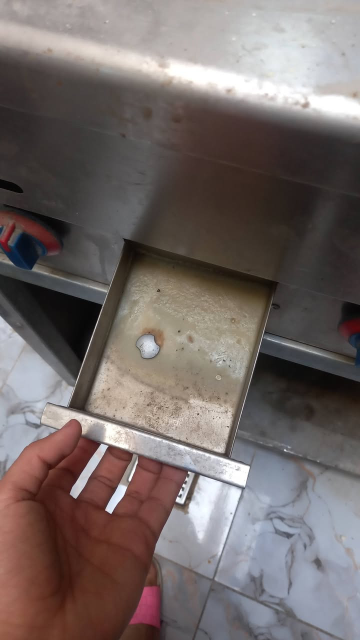 غراض مطعم للبيع شوايه وميز وشوايه بركر كلهن جدد متروكات عزلت ل مطعم ومستخدمتهن وعندي مال عصير مامستخدمه بعدهه هم مامصورهه وسعرهن جوه ل سوك وتدللون***********
