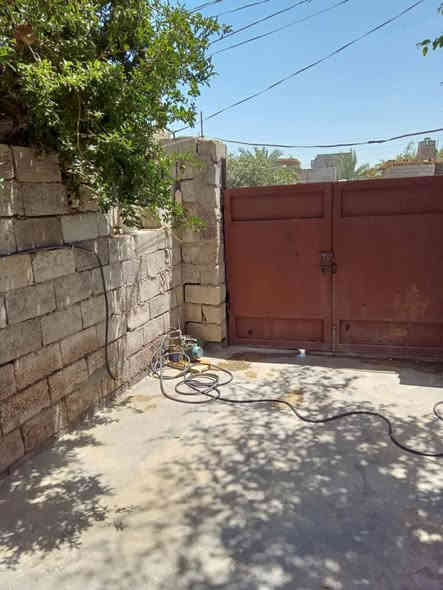 بيت بسيط ومناسب لذوي الدخل المحدود، فرصتك الذهبية للتملك بدل الإيجار وبداية حياة مستقرة إلك ولعائلتك وبسعر مناسب وفي متناول اليد.

🏠 بيت للبيع – طابق واحد
📐 المساحة: 100 متر
📍 الموقع: كاطون الرازي – شارع الحولي – نهاية شارع المدارس

تفاصيل البيت:
▪️ استقبال
▪️ صالة
▪️ مطبخ
▪️ غرفة نوم
▪️ صحيات

المواصفات:
✔️ سقف مسلح (صبب)
✔️ أرضية سيراميك
✔️ أبواب وشبابيك كاملة

ملاحظة مهمة:
البيت تجاوز لكنه مشمول بالطابو وعليه معاملة، والمنطقة بالكامل تجاوز، يعني وضعه مثل باقي الدور المجاورة.

💰 السعر المطلوب: 30 مليون
📦 يشمل البيت مع جميع محتوياته وأغراضه بالكامل

💬 السعر قابل للتفاوض الجدي

📞 للاستفسار والتواصل:
***********

✨ الفرصة ما تتكرر، إذا ناوي تملك بيت وتستقر وتخلص من الإيجار، هذا الخيار الأنسب إلك—تواصل ويانا قبل ما ينباع.
