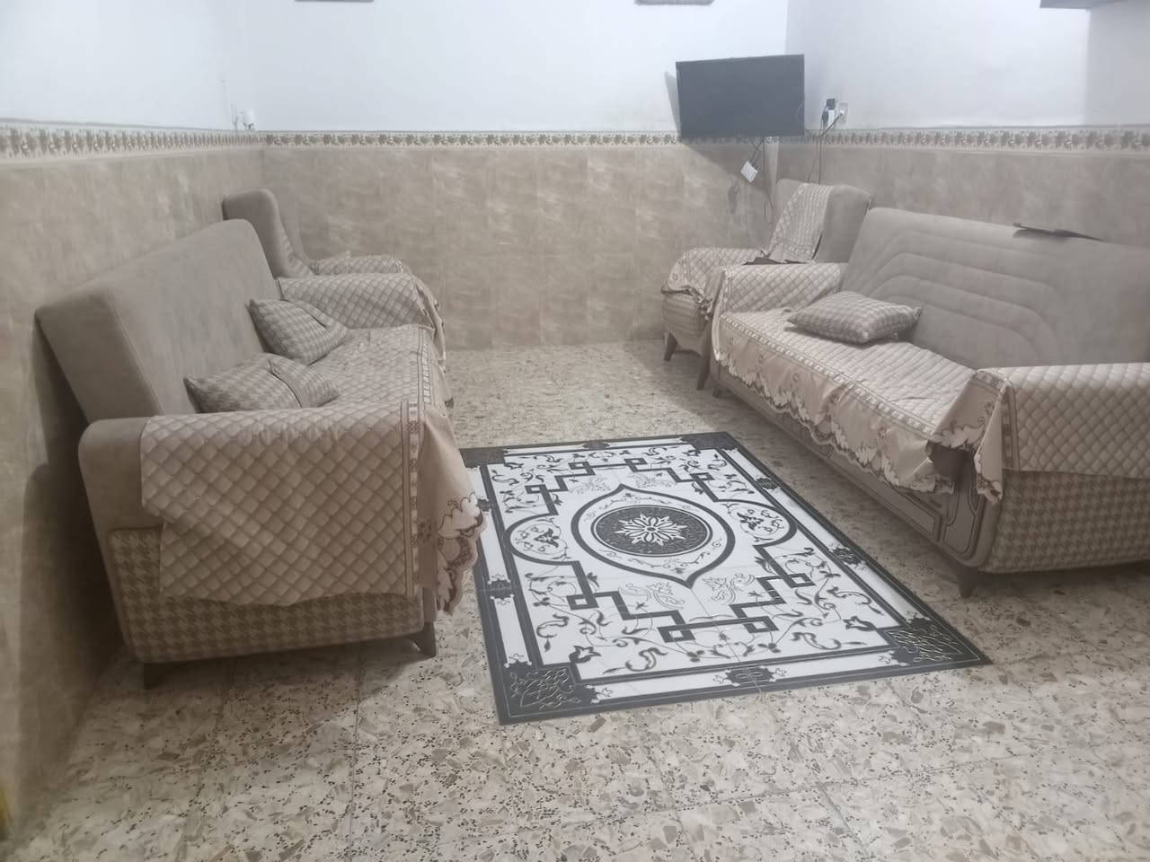 السلام عليكم بيت لبيع ١٠٠ متر حي ميسان زراعي شارع الشيوخ صب طابقين ٤ غرف وصاله واستقبال ومطبخ وصحيات عدد ٣ بناء جديد استفسار على هذا الرقم *********** وسعر ٦٠ وبي مجال
