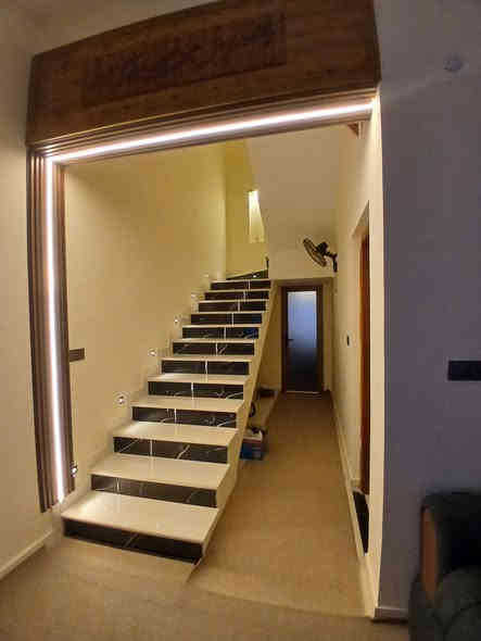 للبيع..
دار سكني طابو تحويل مباشر باسم المشتري
يقع في منطقة حي الموظفين
 قضاء شط العرب مقابل ساحة خدمات. 
بناء حديث سنة  ٢٠٢٤__٢٠٢٥.  منطقة متكاملة الخدمات وفيها مدارس عدد ٤/ ابتدائية ومتوسط واعدادية تتميز بالهدوء والأمان 
تفاصيل  المساحات ....
 مساحة الارض الكلية ١٢٥م
مساحة بناء طابق الارضي ١١٤.م
مساحة بناء طابق الأول ٨٢م + مع فضاء السطح الامامي ٣٦م
فضاء سطح طابق الثاني ٤٢ م 
مساحة بناء بيتون ومخزن خزانات السطح ٦٨م مع الستار
١. ارتفاع ط الارضي ٣.٦٠م
٢. ارتفاع ط الأول ٣.٣٠م
٣. ارتفاع الزيتونه ٢.٦٠م
ارتفاع ستاره ط ١.  ١.٥٠م
ارتفاع ستارة ط ٢.  ١م

تفاصيل البناء بالكامل...
١. نوع البناء طابوق للطابقين. 
٢. نوع التسليح وفق أسس علمية هندسية.
٣. نوع اللبخ مساطر درجة أولى 
٤. ابياض  بورك ط ارضي 
٥.  وسحب معجون ط اول
٦.مرحلة شبكة الماء والمجاري نوع الماني
مع عمل صاروخين ثابته كعمل طوارئ في المستقبل
٧. مرحلة الكهرباء. امريكي وسعودي. عام وفق توزيع علمي مع تاسيس كامرات وستلايت وانترنت دفن.
٨. شبكة تبريد دفن.  مع غاز دفن
٩. مرحلة تطبيق أرضية والجدران للاعمال بورسلاين.  عماني وتركي وهندي.
١٠. أبواب حديد قاصة مع شبابيك المنيوم وحديد. وفصال ابواب خشب.

تفاصيل الخريطة... وبدون اخطاء موزعة
غرف منام عدد ٣.
استقبال
صالة معيشة
مطبخ
صحيات عدد٣
سطحين فضاء بالإمكان استغلالها كبناء في المستقبل
منور.  وطارمة  صغيرة
غرفة صيانه خزانات في السطح

للعلم كافة اعمال الدار 
بااشرافي كتجهيز المواد والكوادر والعمل
بدقة عالية بالعمل ولمسات فنية. لكل المراحل
كل مراحل الدار موثقة بصور تؤيد نوع المواد ودقة العمل. للاستفسار اكثر...
للتواصل. ***********    اتصال او وات ساب

للعلم البيت ساحب علية قرض الإسكان
  بالإمكان مبلغ القرض يتحول باسم المشتري
 وكذلك الطابو  وقيمة القرض الكلية  تستقطع
 من قيمة الشراء.  مع بقاء الحجز لصالح الاسكان .  
 السعر على الخاص رجاءا " لدواعي خصوصية
