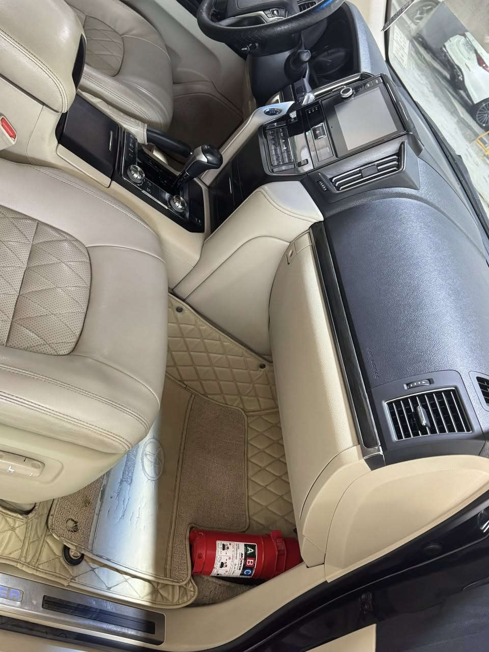 السلام عليكم 
لاندگروز شركات فول مواصفات 
موديل 2020
السياره ماشيه 94 الف 
بيها جاملغ امامي جهه السايق مبدل فقط نفس اللون بلادي بدون دواخل 
السياره جاهزه من كلشي بدون اي نقص 
بغداد بأسمنه 
مكينه 6 سلندر 
فول مواصفات 
العنوان بغداد الكرخ الجوادين 
للاتصال ع ‭0770 724 2931‬ 
السعر 50000 يعني خمس شدات بيها مجال بصيط
