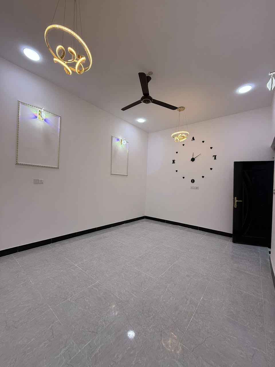 اسعد الله اوقاتكم احبتي بكل خير 🌹
توفر بيت مساحه 200 متر🏠
بناء البيت بلوك ضغط درجه اولا 👌
يحتوي البيت على 2 غرف منام 🌹صاله 🌹
موزع للغرف وصحيات ودرج معزول عن صاله
مطبخ 🌹وديوان  🌹 كراج🌹 حديقه 🌹 صحيات خارجيه 🌹 عنوان هاذ البيت البصرة منطقه محوله زهير منطقه مخدومه من ماء وكهرباء وتبليط واناره شارع 10 متر( السعر 125 مليون وقابل للتفاوض)
للاستفسار اكثر اتصل ( ***********)
