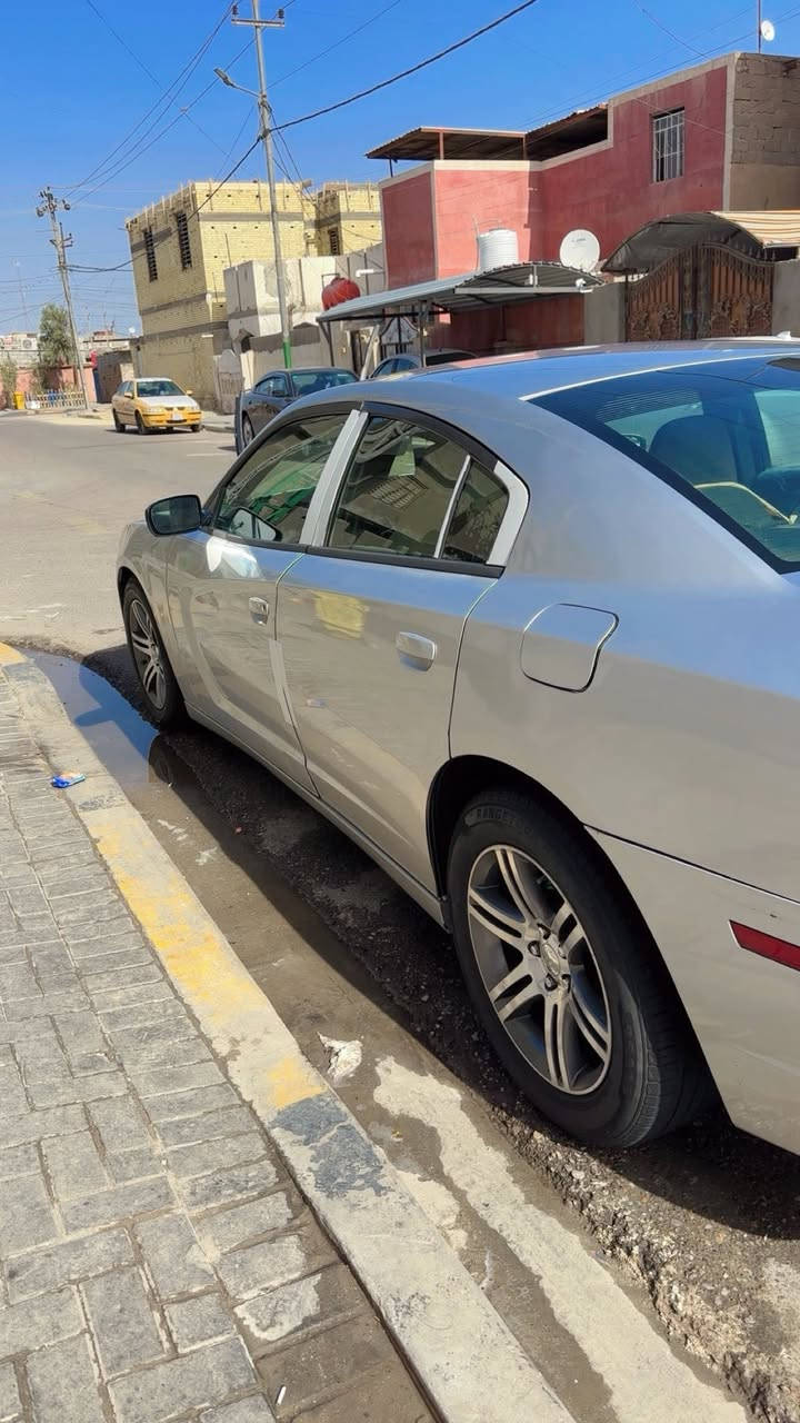 السلام عليكم جارجر مديل 2012سياره جاهزه كلش مكينه وكير جدد طخم تاير جديد وكين صار يومين من شاده ويل خليجي وارد كندي سياره بيهه مكانات صبغ بس ابيع حزام بس صبغ السعر 130وبيهه مجال رقمي ***********
