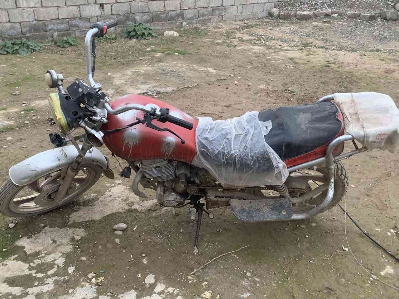 سلام وعليكم ماطور للبيع حجم المحرك ٢٠٠ سيسي  الماطور يعوزه كلج يعوزه هندر منكسر الهندر مسلك يعني تصرف علي ١٥ يمشي السعر ١٠٠ الف ناحيه قياره القريه الجواعنه الرقم ***********اتصل علي او واتساب متوفر
