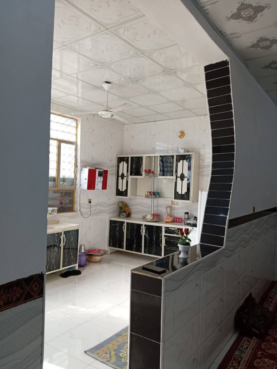 السلام عليكم 👋 

#البيت للبيع المساحه 200متر 

متكون من غرفتين 2+صاله +مطبخ +استقبال كبير وحلوو +صحيات داخليه و خارجيه +

#ملاحظه البيت مشمول بالتطويب ومرقم من البلديه 
#ملاحظه ثانيه البيت مال جنايه درجى اولى شغله كله 

#السعر 58وبيه مجال 

#العنوان نجف شارع الصب مقابل قريه الغدير بشارع المطحنه 

اتصل أو راسل الصفحه #***********واتساب 

‏‪
