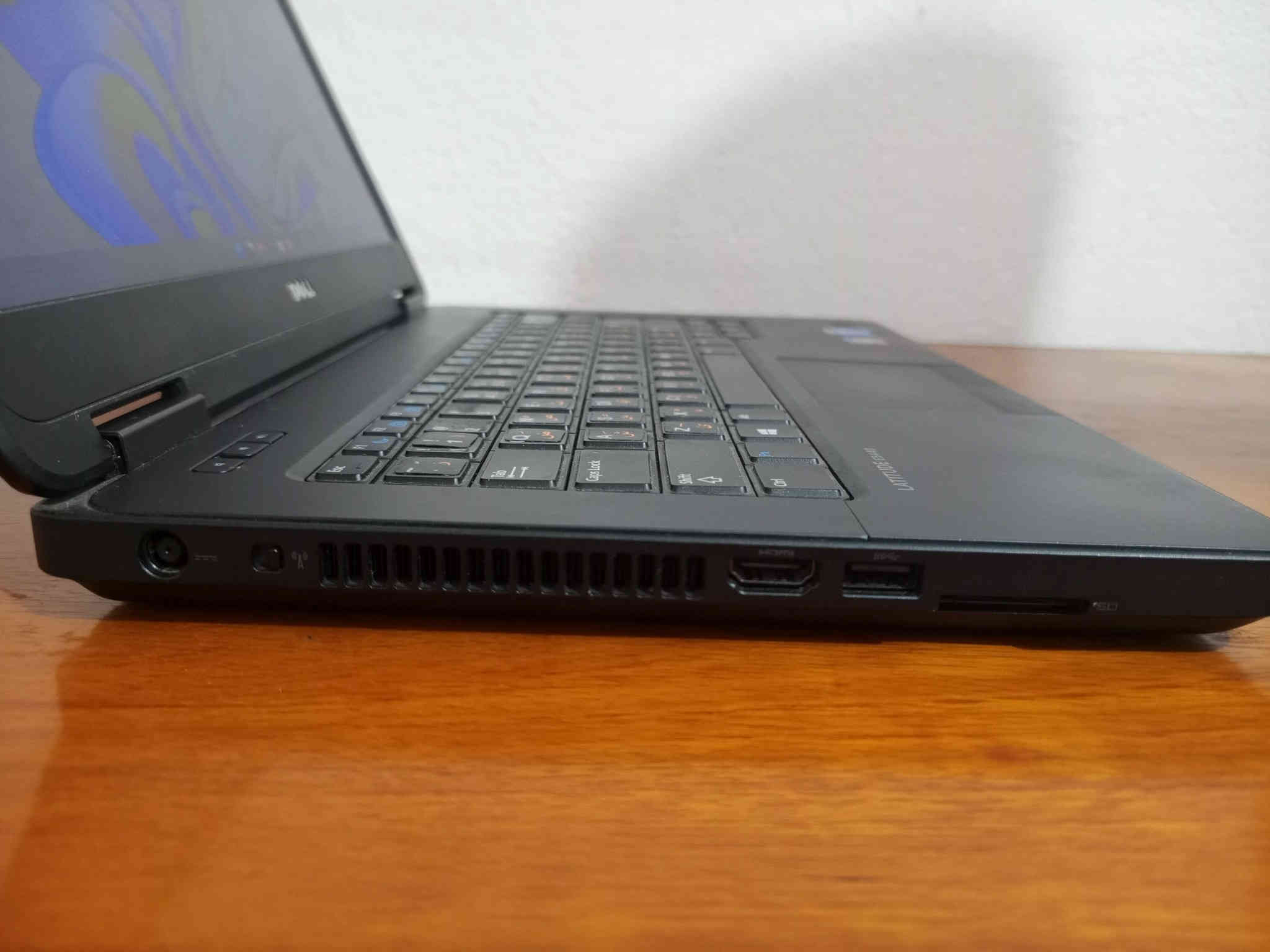 المعالج i3 الجيل 4
الرام 8 الهارد ssd240

البطارية تدوم ساعتين 

تحتوي منفذ اقراص و3 منافذ usp ومنفذ لان ومنفذ vga

ومنفذ سماعات 

الشاشة حجم 14

منصب عليها وندوز 11 برو اصلي مفعل

انطيك وياها جنطة هدية 

السعر 80 الف قفل راسلني خاص

او اتصل واتس اب ***********
البيع داخل الموصل فقط
