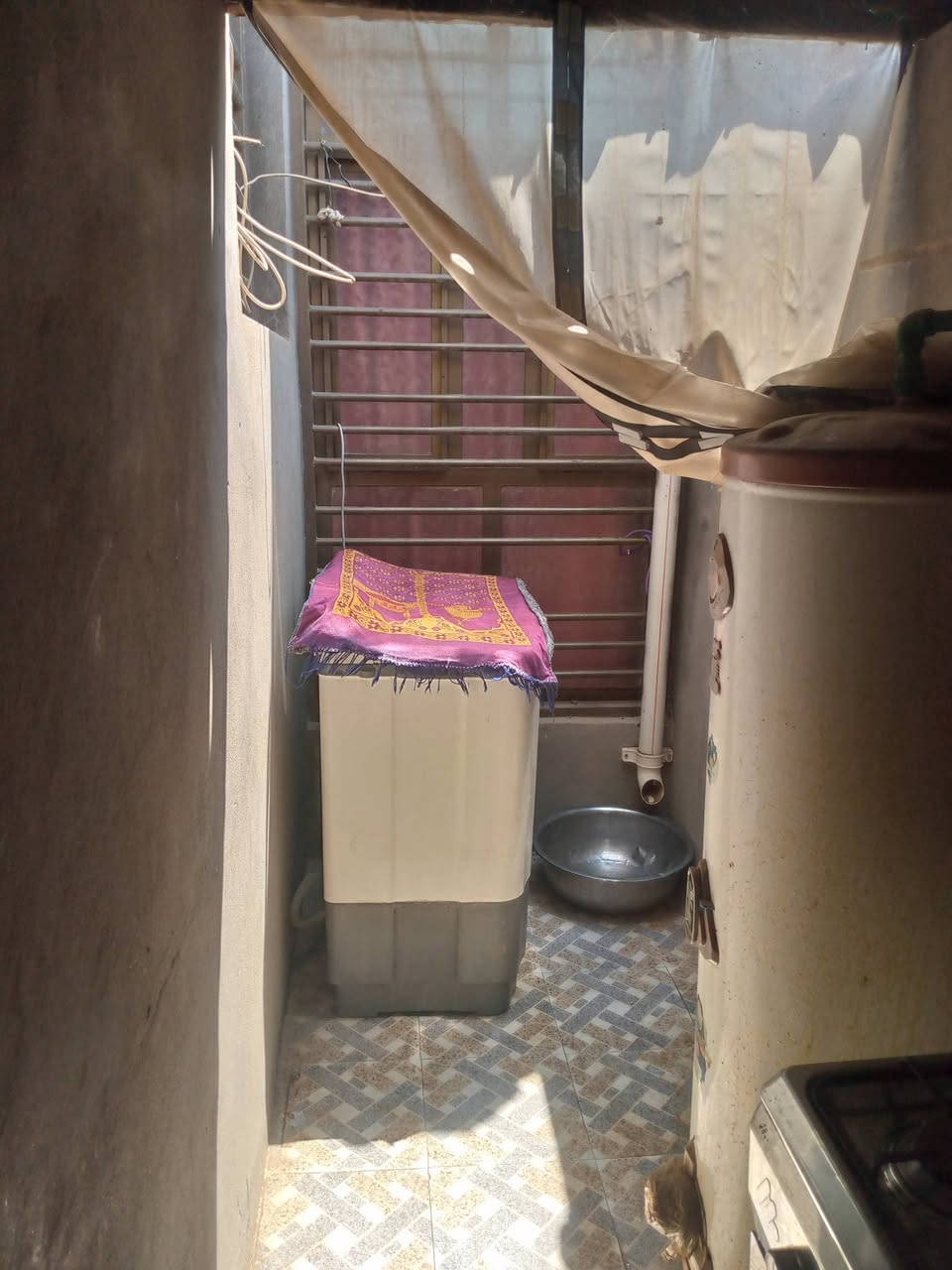 السلام عليكم بيت ١٠٠ متر حي الاكاديمية قرب المدارس الصينيه يحتوي على غرفه نوم صاله ومنور  استقبال صحيات داخليه و خارجيه طابوك بيت نضيف التواصل على *********** واتساب 65 وبي مجال بسيط
