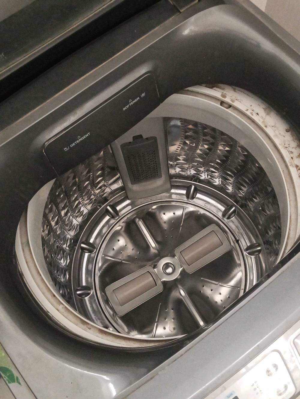 غسالة سامسونج اوتماتيك نضيفة وشغالة بيها عطل بسيط بس هية شغالة 