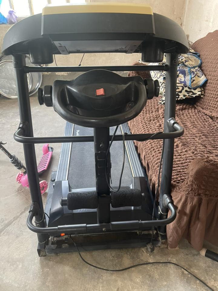 السلام عليكم للبيع جهاز جري 🏃 كهربائي (Treadmill) الجبلي حجم كبير يحمل وزن 150 كيلو غرام : 
مواصفات الجهاز:
* شاشة LCD مضيئة باللون الأزرق
* التحكم في:
    * السرعة (Speed)
    * الانحدار/الميل (Incline)
    * الوقت
    * المسافة
    * السعرات
* أزرار سرعة سريعة:
    * 2 / 6 / 10 / 14
* أزرار ميل سريعة:
    * 10 / 15
* مدخل USB
* يد تحكم بالسرعة على المقابض
* حاملات أكواب عدد 2
* مفتاح أمان مغناطيسي للتوقف الفوري
    * سماعات أو MP3
    * حساس نبض .
    * مروحة صغيرة .
بالاضافة الى  انه يحتوي على ماطور حارق للدهون . 
العنوان ابو غريب .. السعر النهائي 250
واتساب ***********
