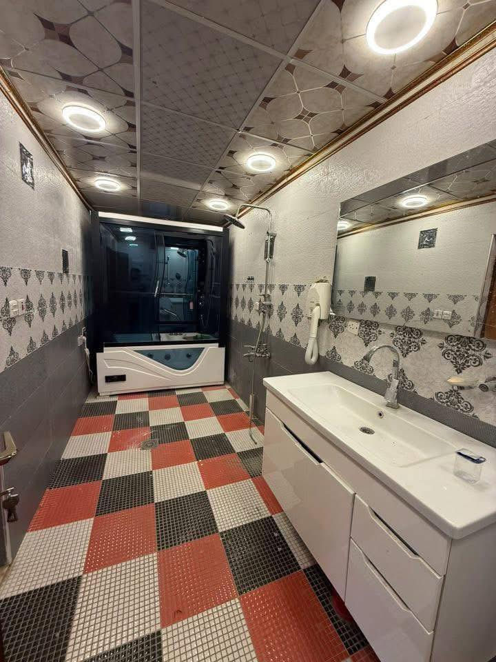 بيت حديث للايجار في كراده خارج قرب شارع العام تفاصيل ٥ غرف نوم وصاله عدد ٣ وصحيات ٣ وشلال داخلي ومخزن كبير وكراج مساحه العقار ٢٥٠ متر سعر الايجار ٣٠ ورقه للاستفسار ***********
