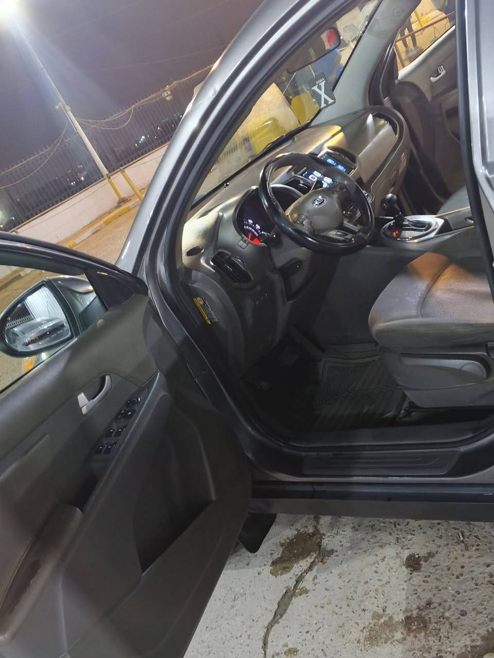 السلام عليكم اسبورتج 2016 أمريكي 2400 بيها جاملغ وبنيد وباب صبغ السيارة جاهزة من كل شي مكينة كير حدادية كفالة تايرات جدد السيارة حلوة سعر 145ورقة 
للستفسار اتصل *********** مكاني بغداد
