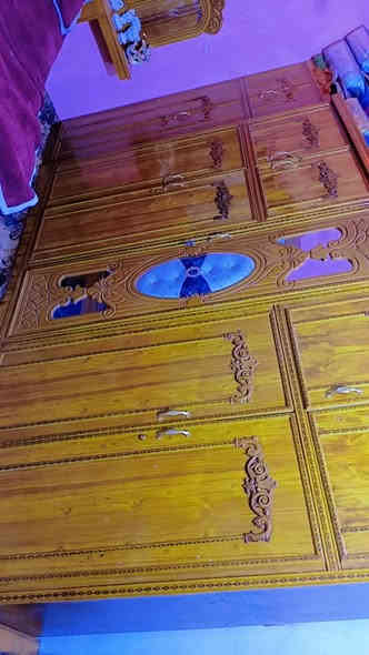 سلام عليكم غرفة اخشاب كاملة ميز تواليت مكسورة جامتة فقط زاوية موجودة كاملة غرفة اخشاب سعرهة700 وبيهة مجال رقمي متواجد نت واتساب رقمي***********
