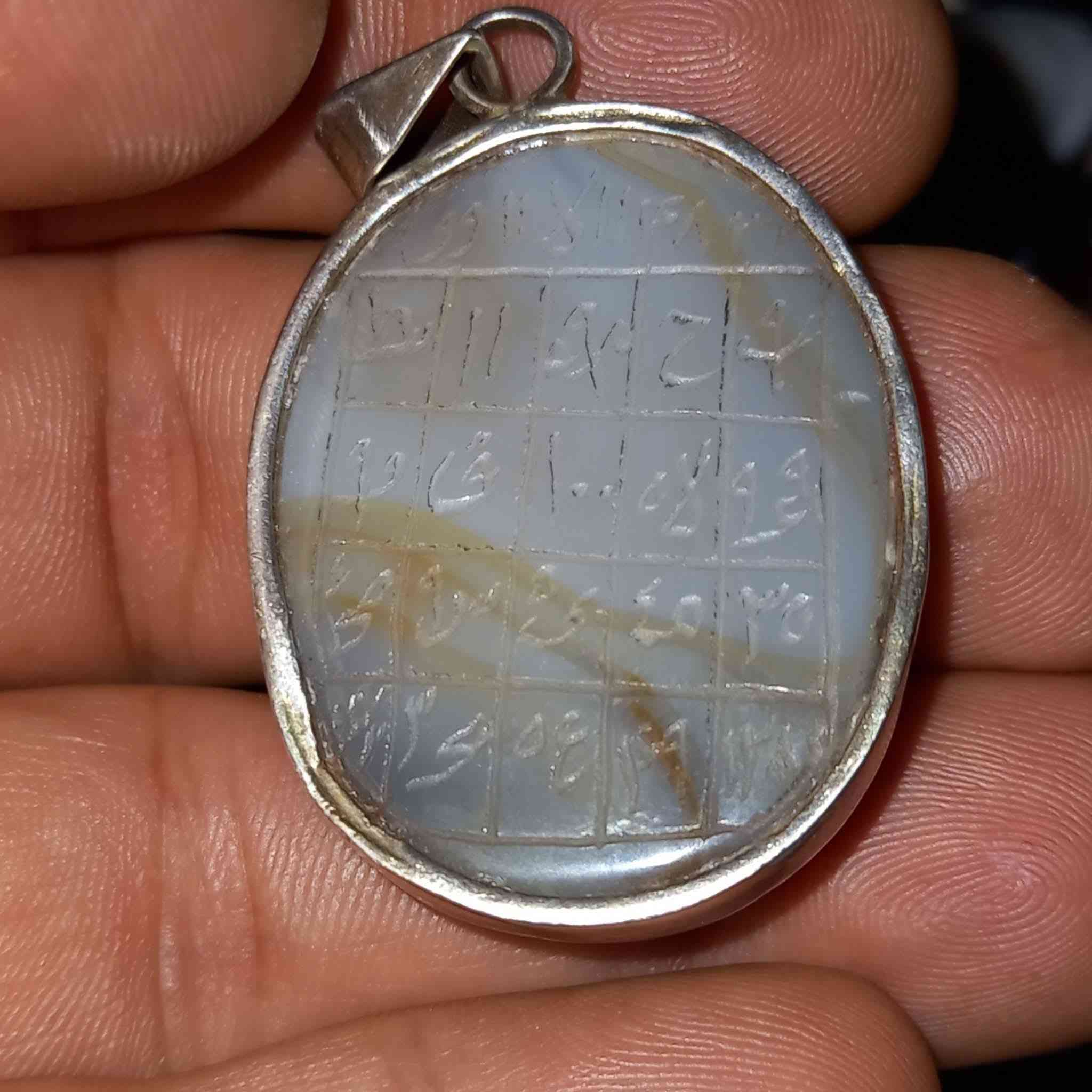 🔲 قلادة حجر السليماني رصاصي قطعة قديمة مطلسمة السياقة مالتها فضة اصلي العنوان بغداد اي سؤال الإتصال بالرقم يوجد خدمة توصيل
***********
