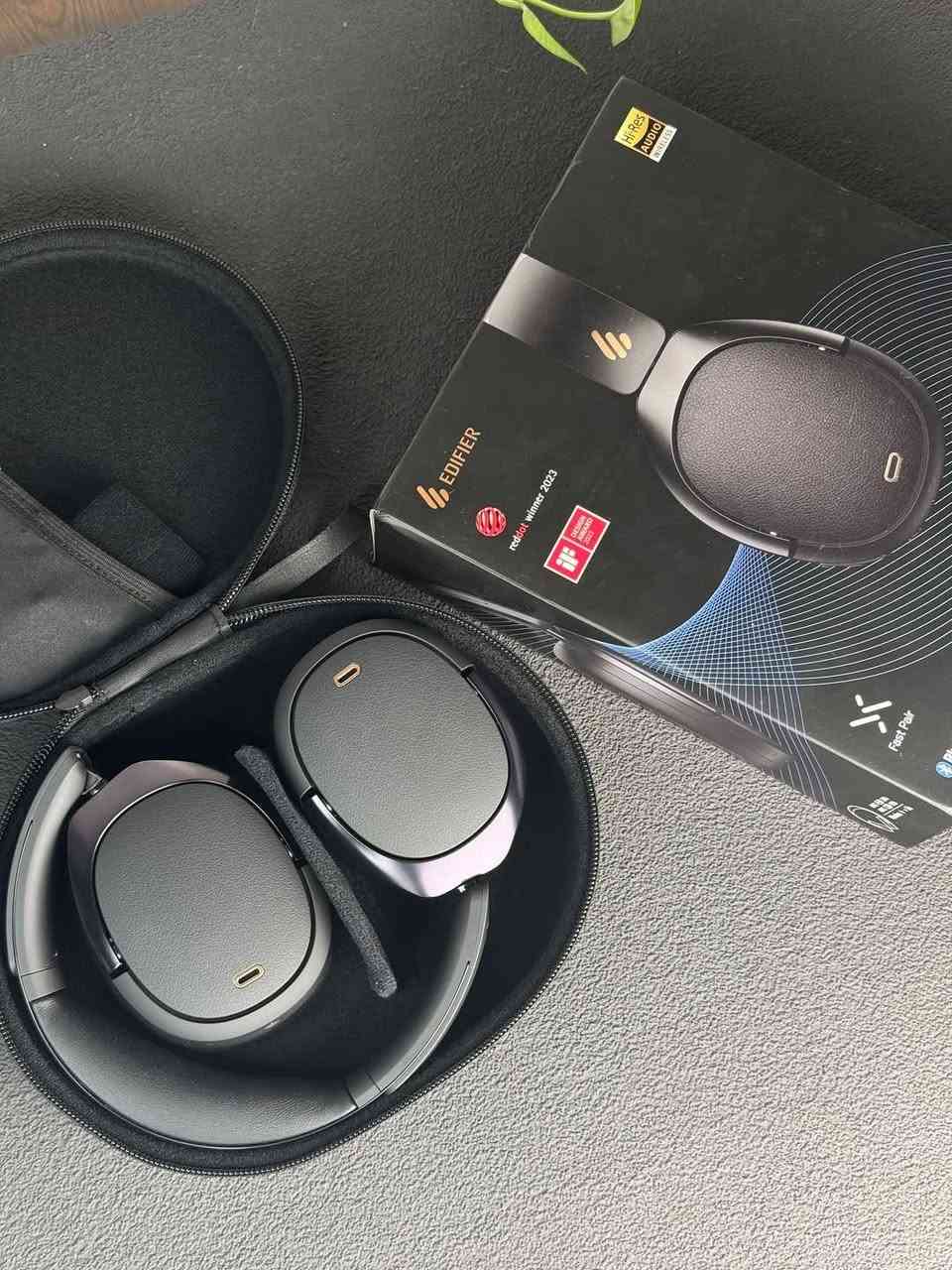 فرصة للي يدور "نقاوة الصوت والكمال".. Edifier WH950NB ملكة العزل والصوت 🎧🔥
إذا تريد سماعة تقارن بـ Sony XM5 أو Bose من ناحية الأداء، بس بسعر منطقي.. فهاي سماعتك.
للعلم: سعر السماعة العالمي بموقع الشركة وأمازون هو 200$ (يعني تطلع واصلة للعراق بحدود 320 ألف دينار)، وأني عارضتها بـ 200 ألف فقط وهي "جديدة 100%".
ليش هاي السماعة هي الأفضل بفئتها؟
عالم ثاني من الهدوء: نظام العزل (Active Noise Cancellation) مالتها مرعب، يخليك بنص ضجيج وما تسمع شي، مثالية للدراسة والتركيز والألعاب .
أنقى صوت بالعالم: تدعم تقنية LDAC وشهادة Hi-Res Audio، يعني تسمع تفاصيل بالموسيقى كأنك گاعد بالاستوديو.
انساها على الشحن: بطاريتها تخدمك 55 ساعة! شحنة وحدة بالأسبوع كافية جداً.
فخامة وراحة: ديزاين ملكي، جلد ناعم جداً، وتصميم مريح للأذن حتى لو تلبسيها يوم كامل.
مكالمات Zoom واتصالات: بيها 4 مايكات ذكية تعزل صوت الهواء والضوضاء، وصوتكِ يوصل للمقابل صافي جداً.
السماعة جديدة 100% بكامل ملحقاتها والباكيت والجنطة الأصلية (Hard Case).
السعر: 200 ألف دينار (سعر قفل وفرصة حقيقية مقارنة بسعرها الأصلي).
الموقع: بغداد - المنصور.
للتواصل مباشرة: ***********
