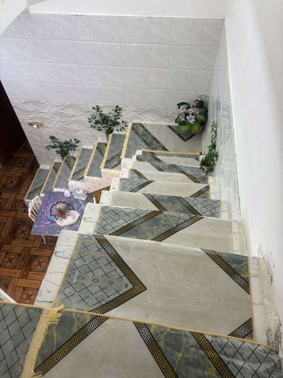 بيت الايجار مساحه 75 بناء جديد 2025
غرفتين وحده فوك ومساحتها 6فيي3
وثانيه جوه ومساحتها 4في4 
واستقبال ومساحته 4في4
ومطبخ وصحيات شرقي وغربي 
موقع  البيت السكلات بل 15 شارع المستوصف المراجعه مع صاحب البيت ‭0771 193 4429‬
