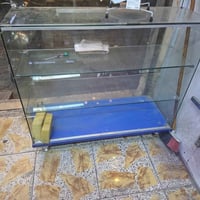 فاترينات +ميز كزاز بسعر مناسب   مكلف بالنشر  07724108876  رقم راعيهن