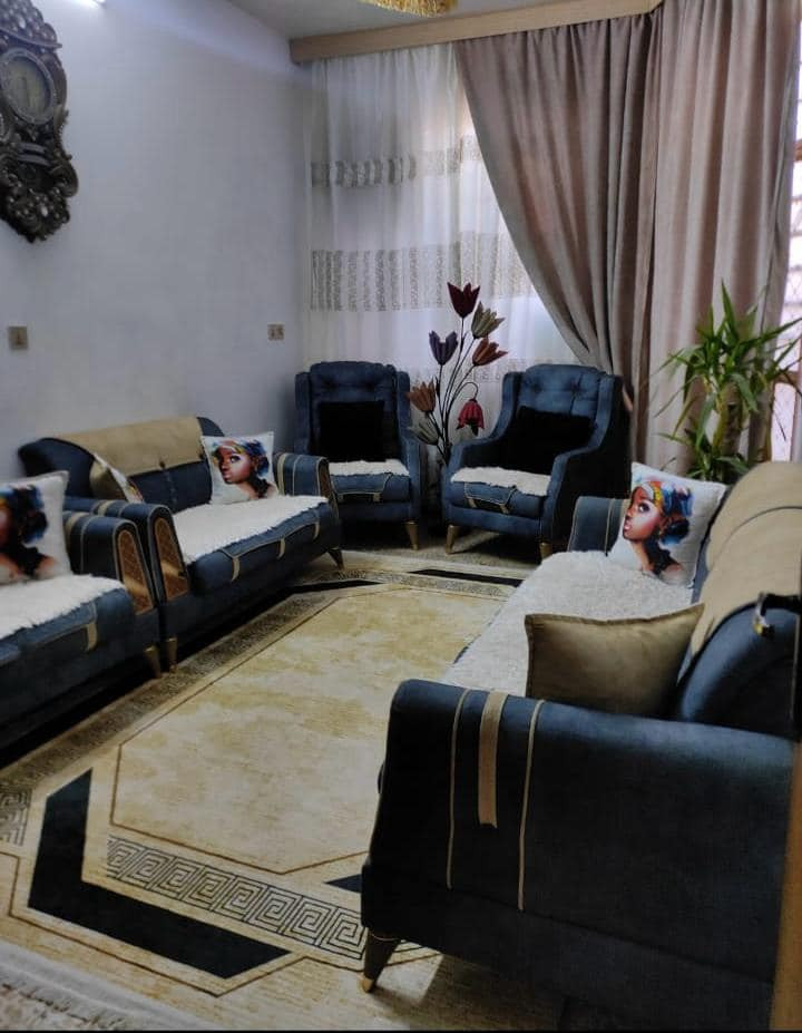 بيت 100 م طابو زراعي سند 25
يحتوي الطابق الارضي غرفه نوم نظام سويت 
وصاله وحولي ومطبخ وحمام خارجي وطرمه
الطابق الثاني بيتونه غرفه بس يحتاجلها سقف 
يباع بدون الاثاث سعر ومع الاثاث سعر ثاني
العنوان شهداء البياع اتصال بالرقم ***********
