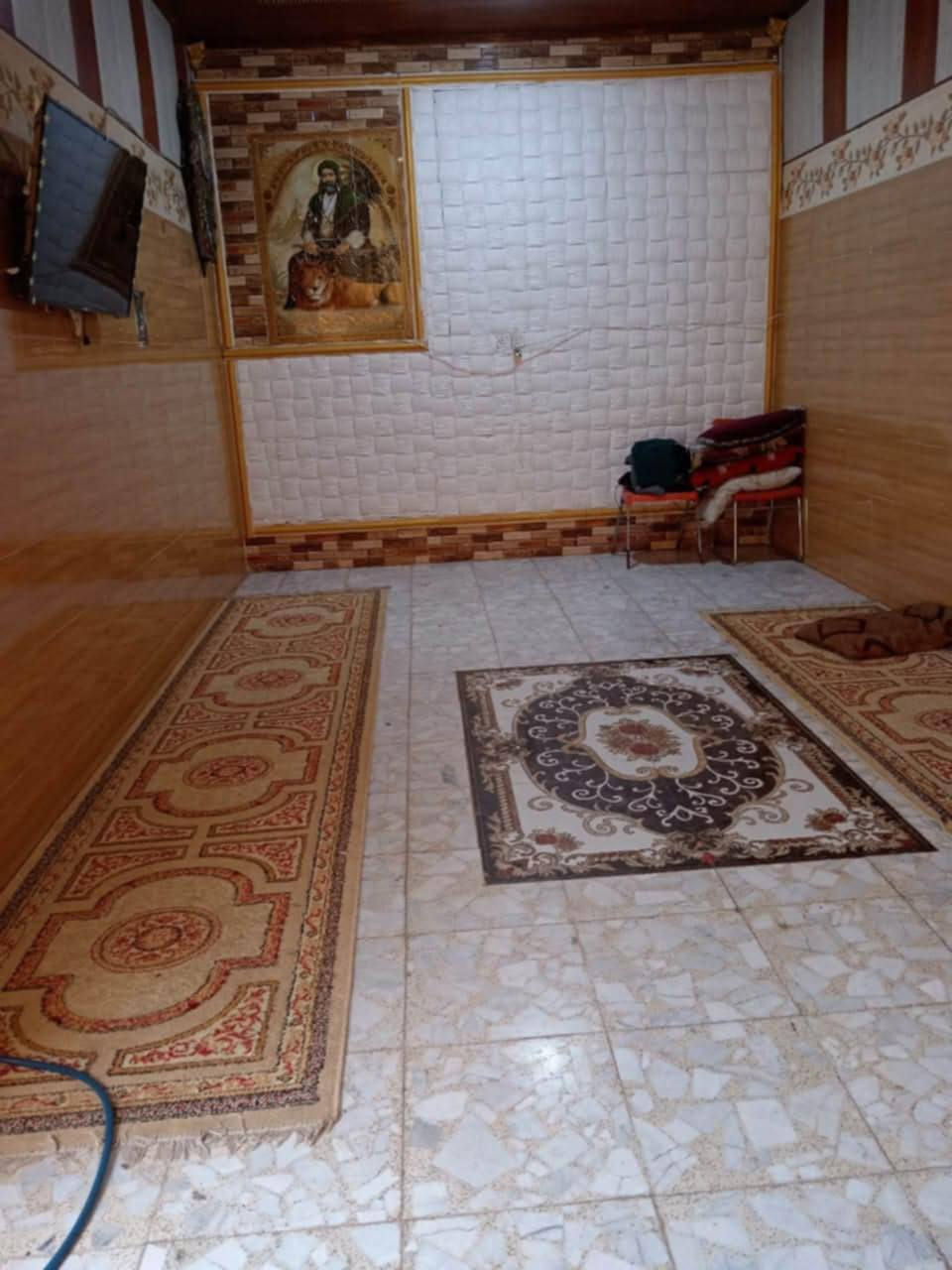 السلام عليكم بيت للبيع مساحته ٣٠٠بناء بلوك ٣غرف نوم وصاله ومطبخ واستقبال حي الحسين ساحه الصمود للتواصل***********
