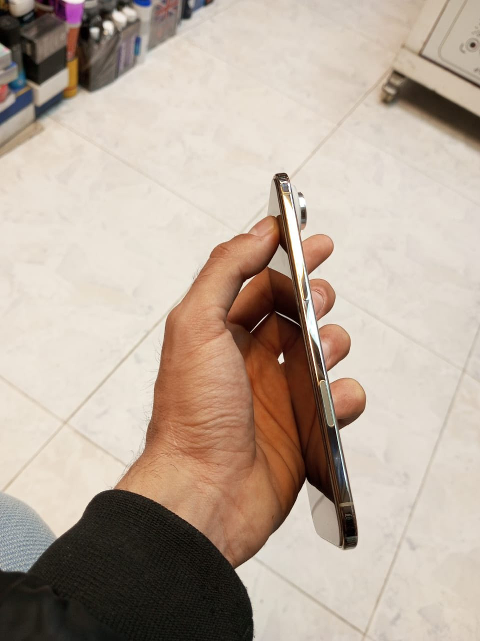 السلام عليكم ايفون 17 أيـر ذاكرة 256 بطارية 100 نضافته 100/100
مشحون 24مره
***********
