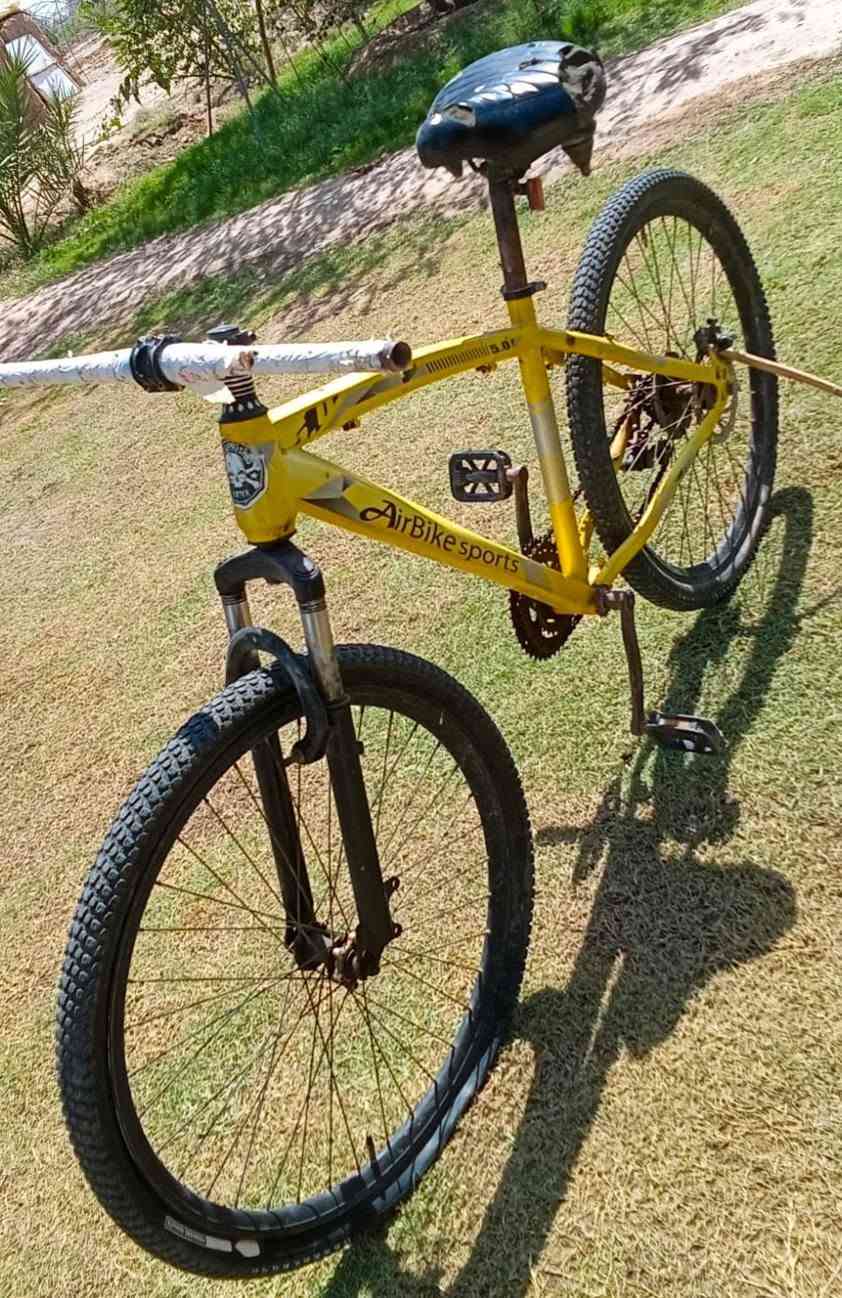 سلام عليكم  
دراجه هوائيه جبليه  [ Mountain Biks MTB  ] 
اللون:  اصفر 
الاطار  :  ألمنيوم/ معدني 
حجم   : 26Ang 
العجلات  :  اطارات عريصه بنقشه جبليه مناسبه للطرق الترابيه 
السرعه  :  7 خلفي / 3 امامي 
دبلات  :  شغاله 
بريك   :  دسگ 
السعر  :  60 وبي مجال 
العنوان  : بابل / جبله 
الاستفسار  :  *********** 
واتساب  :  *********** / ممتواج ؏ فيس
