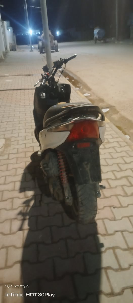 اسلام عليكم 
دراجه البيع
 سكنس فحل 
كابرتر نضيف: 100/95
 والمكينه نضيفه: 100/100
 بيها فصله
 بيها شلعه
الدراجة نضيفه
 الكفرات نضافه: 100/50
يحتاجلها
 زوج تايرات ينقصن
الموشراي لايجي 
السعر خاص 
وهذا الرقم: ***********
