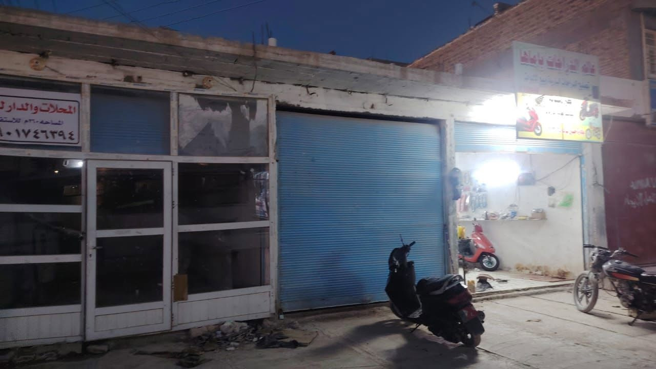 بيت للبيع كوفه
منطقة البراكية شارع المطار القديم قرب مدرسة الجنائن الأهلية .. 
البيت أساس صب كونكريت وسيراميك وكاشي يحتوي على استقبال وصالة وغرفتين نوم وصحيات ومطبخ حار وبارد وكراج كبير وبيتونه.. 
مساحة البيت الكلية 200 متر مربع . 
ويحتوي ايضاً على ثلاث محلات تجارية لان 
البيت صاير ع الشارع العام موقع تجاري .. 
مساحة البيت مع المحلات 260 متر مربع 
يباع كامل البيت والمحلات ..***********سعر ١٣٥وبي مجال بيت تجاري

