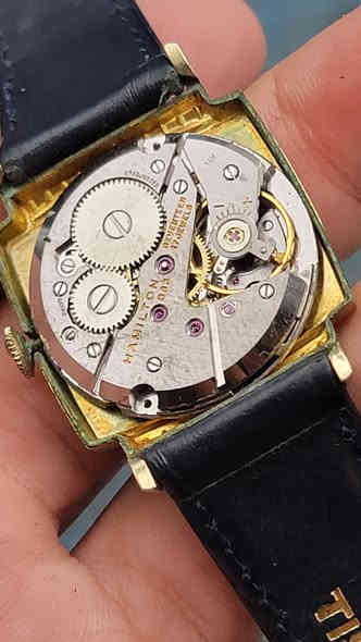 1962 
HAMILTON GARY 
قطعة مميزة من هاملتون منذ عام ١٩٦٢ 
تغليف ذهب ١٠ 
نصب تكويك 
الساعة بحالة ممتازة 

أبعاد 
عرض ٢٧.٢٥ مم 
طول مع الاذانات ٣٥.٢٥ مم 

للإستفسار المراسلة على الواتساب 
***********
