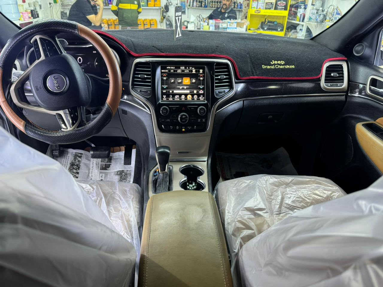 السلام عليكم جيب شيروكي موديل 17 رقم بغداد حره بسمي توني محوله رقم انكليزيً الجديد بسمي فول موصفات الاخيرً كل الموصفات فتحه سقف بصمه كراسي كهرباء كشنات تبريد ستيرنً هيترات جنطه شفط اشاير بالمري كامره دوره حساسات خلفيه مواس هواي بيه موصفات  بيه قطع صبغ ابيع هل موجود السعر 158 ورقه الي ماتعجبهً خل يعبر المنشور جزاكم الله خير مكاني بابل 
*********** وتساب
