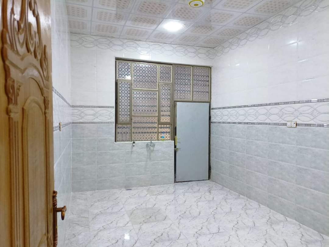 السلام عليكم بيت للبيع في ابو الخصيب حمدان مساحة 200 غرفتين وصاله كبيره ومطبخ صحيات خارجي داخلي كراج وحديقه للاستفسار ***********
