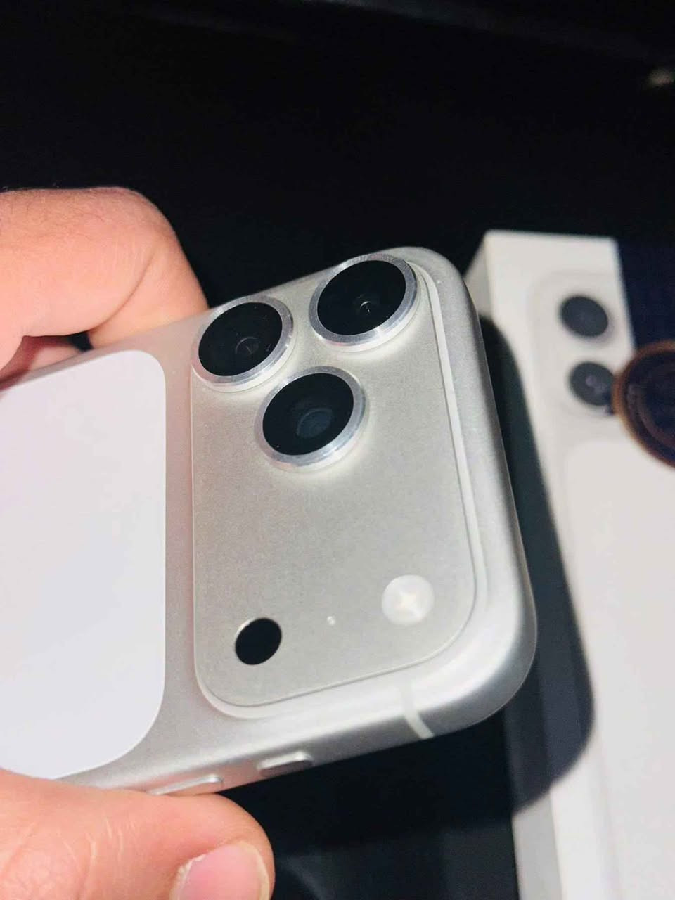 السلام عليكم 
iPhone 17pro max 
نضافة 100% ..شريحة فعلية .. ذاكره  256GB .
بطاريه 100%
. ضمان شركه الاماني وجهاز بعده ممنزل بي حته برامج 
 مشحون 70 مره فقط 
السعر مليونين و100 وبي مجال بسيط 
مكاني كربلاء  طويريج
*********** كربلاء, العراق
