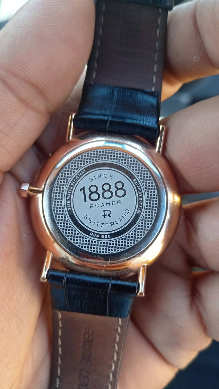 السلام عليكم
ساعه رومر. 1888
 اصليه سويسرية مثل نضيفه وجديده سير جلد مثل مموضح بالصوره
السعر ٢٠٠
بس الشراي ويعرف بيه يدخل خاص وبالعافية عليه 
للبيع مكاني بغداد الدوره
رقمي للتواصل ***********
