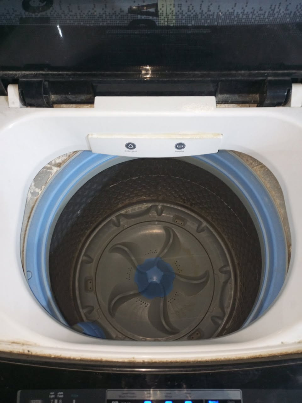 للبيع غسالة ملابس فوق اوتماتيك 
شرط الشغل والنظافة 100%
شاشة كبيرة 17كيلو السعر 200الف
الشراي يتصل ويتدلل
***********واتس
***********واتس
