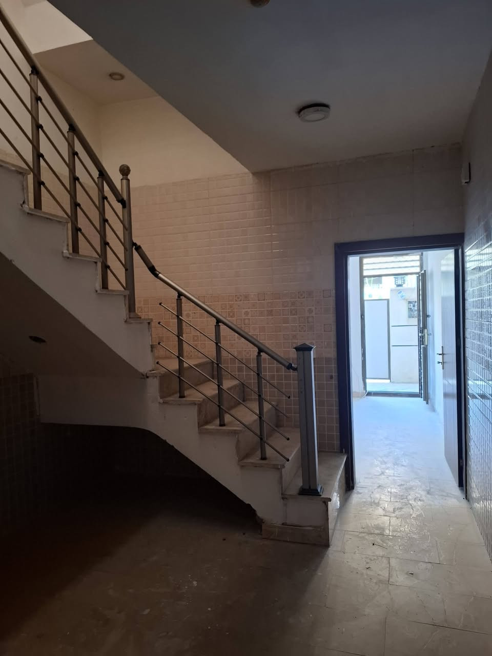 دارللبيع حي الجهاد المساحه٧٥متر يحتوى ع ٣ غرف نوم وصاله ومطبخ و٢ حمام ومنور وترك خلف البيت للاستفسار الاتصال على الرقم ***********
