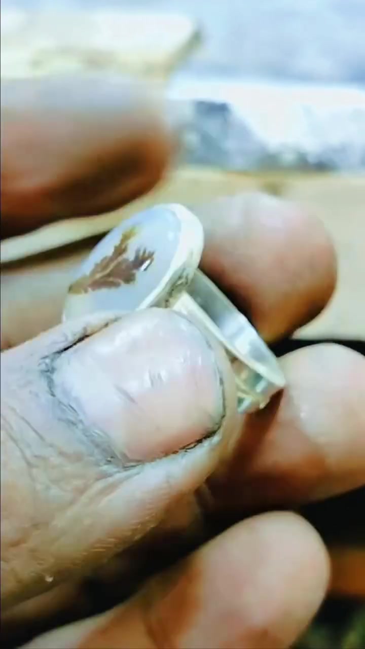 جوهرة من العقيق الشجري الطبيعي بصمه ربانيه في غاية الجمال مصاغ يدويه علي قطعه ملكيه تصميم الورشة بفضل الله من الفضه عيار 970 تصميم كلاسيك دبلة محمله 👑:للتواصل:
🔹الأتصال علي:01118688051 /01021924282 📞
من خارج مصر اضافه كود 2+ قبل الرقم
🔹او ارسال رساله عبر رسائل الصفحه
🔹أو ارسال رساله عبر واتساب بصوره أو كود المنتج اللي حابب تستفسر عنه 👈 : 
https://wa.me/message/OZJJW6DNVBLKE1 
العنوان: 
5 شارع محمود دويدار من شارع طلبه في ظهر مسجد الشهيد من شارع التوته  احمد ذكي  المعادي
المواعيد من 2 الي 11 مساء والاجازه الاثنين


**إذا كنت صاحب هذا الإعلان وتريد حذفه لأي سبب، رجاءا أرسل رسالة إلى الدعم الفني**