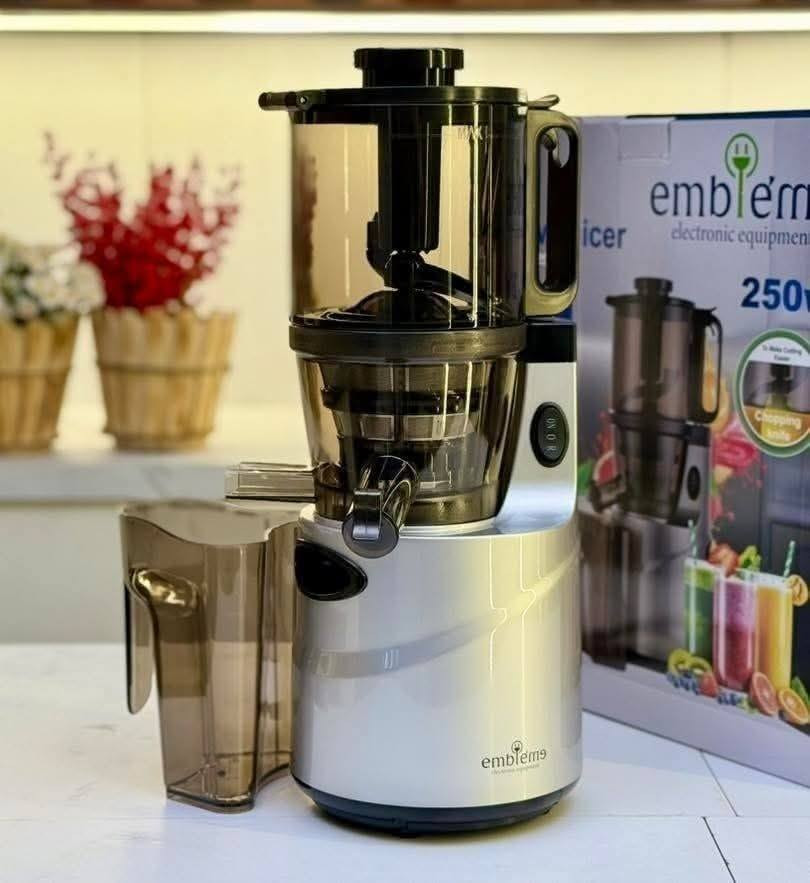 سوي متابعة بالاول ليصلك جديدنا 
✨ معصارة امبليوم EM‑SJBC
قوة عالية… أداء ممتاز… عصير طبيعي كل يوم 🍊🍎
📌 نبذة:
معصارة احترافية لعصير الفواكه والخضار، تقدم لك عصير نقي وسلس بسرعة وسهولة، مع مواد عالية الجودة وأمان كامل للاستخدام المنزلي أو المهني.
📊 المواصفات:
القدرة: 520 واط ⚡
التردد: 50/60 هرتز
السرعة: 0.5 – 55 دورة/دقيقة
الدقة: عالية لعصر الفواكه والخضار بدقة
حجم المزلق: 0.41 لتر
الطول الكلي للسلك: 2.1 متر
المواد:
قاعدة فولاذية SS 1827
غطاء ABS 4038
🔒 الأمان:
نظام أمان لمنع الانزلاق أثناء التشغيل
تصميم مقاوم للتسرب
🛠 الملحقات:
وعاء عصير بسعة 0.001 مل
فرشاة تنظيف واحدة
🔥 خيار مثالي لكل مطبخ يريد عصير طبيعي بسرعة وجودة عالية
ضمان سنة 

السعر  125 ألف
توصيل لجميع المحافظات 5


**إذا كنت صاحب هذا الإعلان وتريد حذفه لأي سبب، رجاءا أرسل رسالة إلى الدعم الفني**