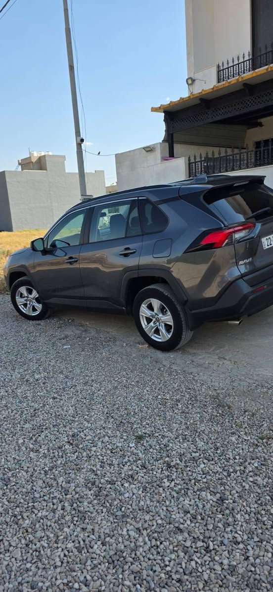 toyota rav4 2023 le بەنزین
کلین تایتل بەبێ سبوغ
یەک دەرگای پشتەوەی لای سایەق کەمێکی تەعدیلە بەبێ سبوغ بەبێ ناو گرتن
لەگەڵ یەک ملاحەزەی شوخت 
تەنها 36000 مایل ڕۆیشتیە
بەبێ ئێرباگ و بەبێ داخلی
سەیارەکە مالی دۆستە زۆر پاک و خاوێنە لەسەر دەقی خۆیەتی
دەبڵ ئەکسڵە
وەکالە و بەناو کردن و غەرامە بەشەرت
شوێن ناحیەی ڕوڤیا لە ئاکرێ
*********** اكر, نينوى
