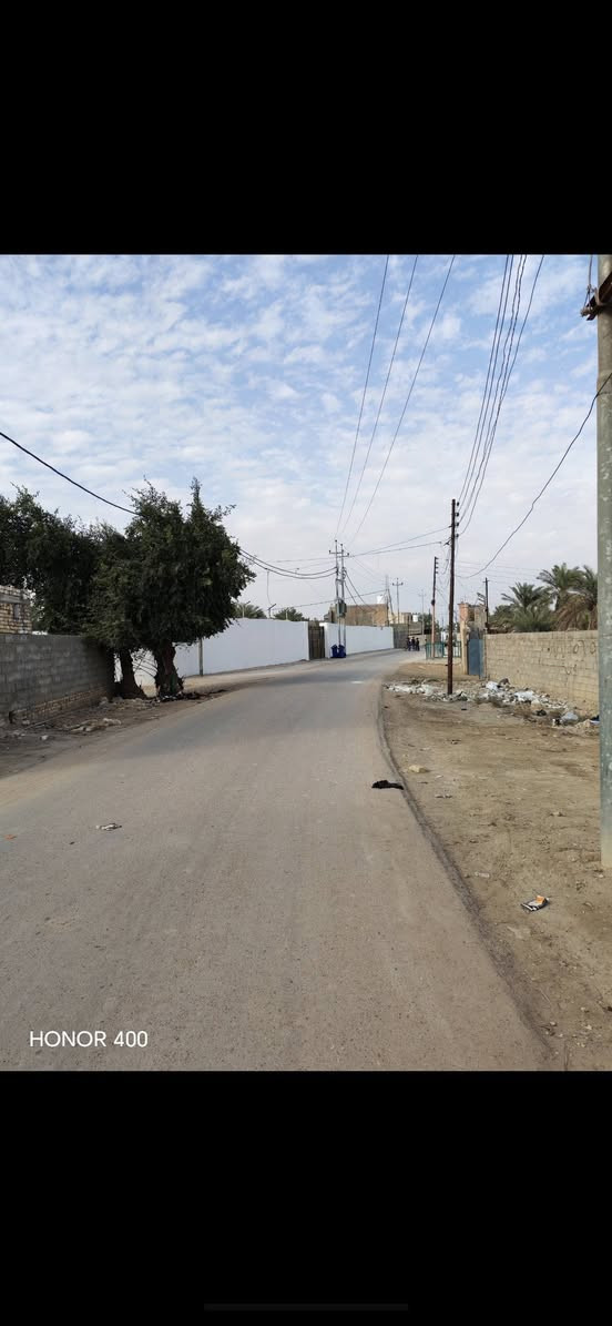 سلام عليكم بيت للبيع 200 متر مربع بيت بناء حديث يحتوي ع غرفه و صاله و دوانيه و مطبخ و 3 مناور وفوك صاله واحده طابو زراعي باقي التفاصيل *********** حي الحسين الجديد دوانم ابو حوراء البخيتاوي
