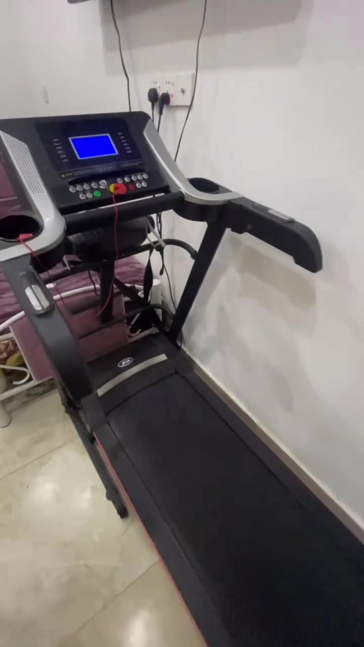 جهاز جري ماركة fitness speed بي هزاز لتذويب شحوم البطن والخواصر وبي شناو بطن وبي شاشه تحسب الوقت والسعرات الحراريه وقياس نبضات القلب و المسافه المقطوعه
يتحمل وزن 150 فما فوق جهاز يطبك ومياخذ مساحه ويا هديه دمبلصات2 سعره 250 الف بغداد 
الرقم ***********
