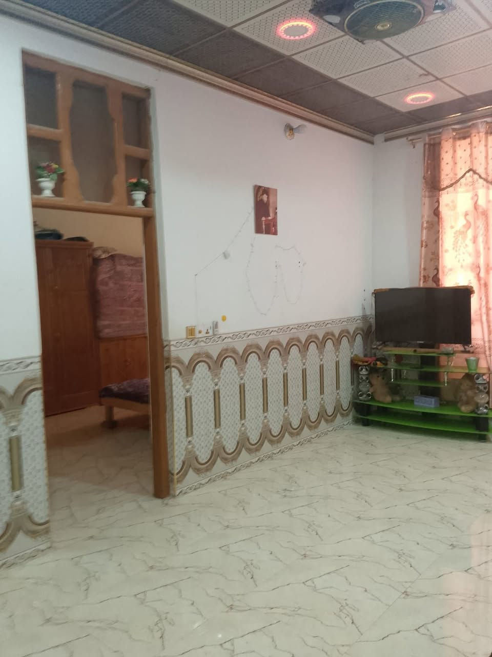 دار للبيع مساحه 230 يحتوي على غرفه وهول ومطبخ واستقبال وصحيات داخليه وخارجيه وحديقه السقف سندويش سقف ثانوي السعر 34 وبيه مجال للاستفسار ***********
