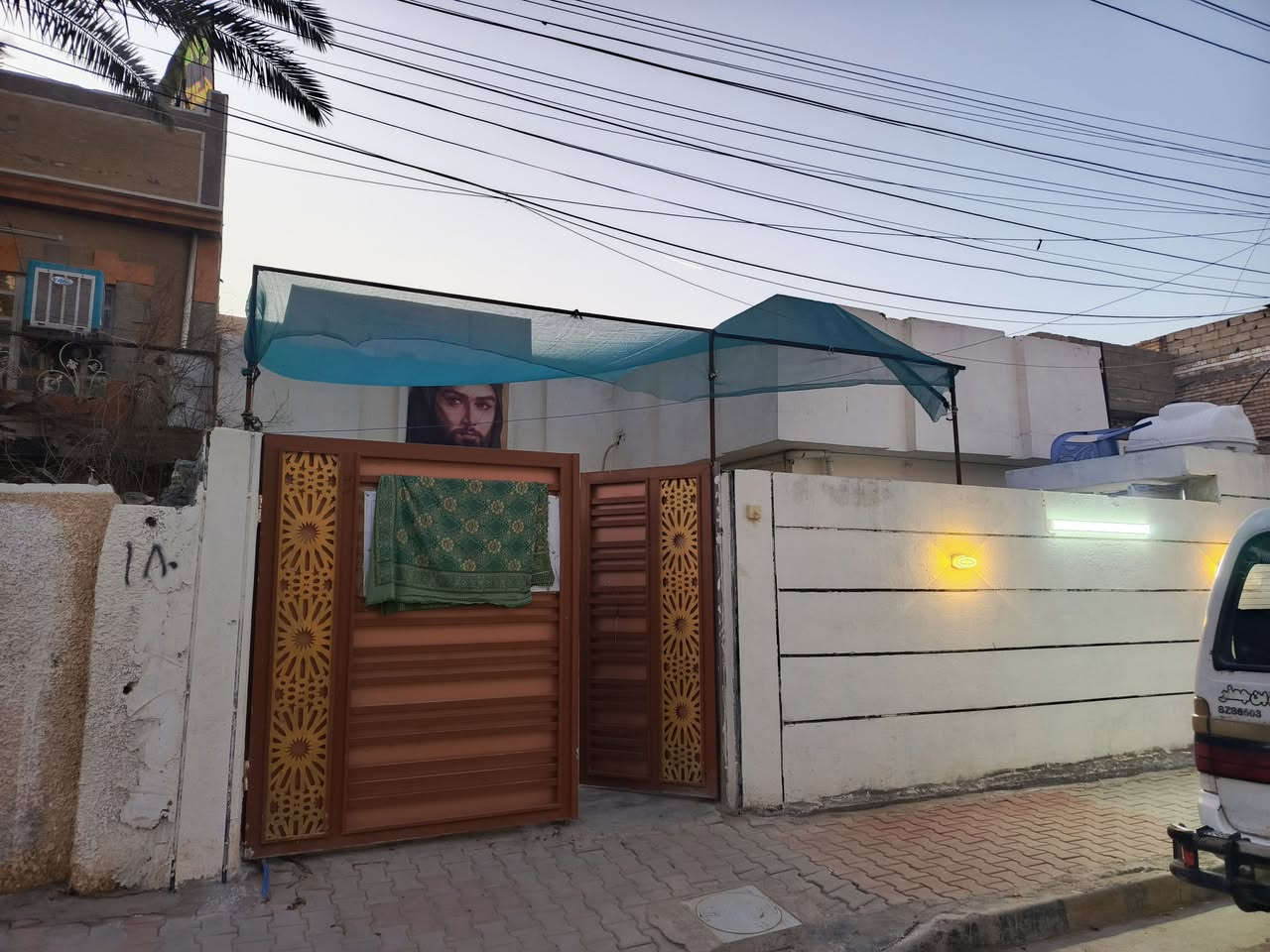 السلام عليكم 
⚠️يعلن مكتب عراق السلام للعقار 
      عن توفر 
🏠 منزل للبيع مساحه 200م طابق ونصف 
       الحسينيه منطقة 23 بضهر شارع جامع النور البيت متوفر
 من گراج   +  استقبال +مطبخ +حولي +صحيات  +غرفتين نوم 💤 
       الطابق الثاني غرفتين نوم 💤  
للاستفسار الاتصال على الارقام :
رياض التميمي
***********
لؤي التميمي 
***********
قصي التميمي 
***********
أو زورنا في مكتبنا مكتب (عراق السلام) 
اهلا وسهلا بيكم
