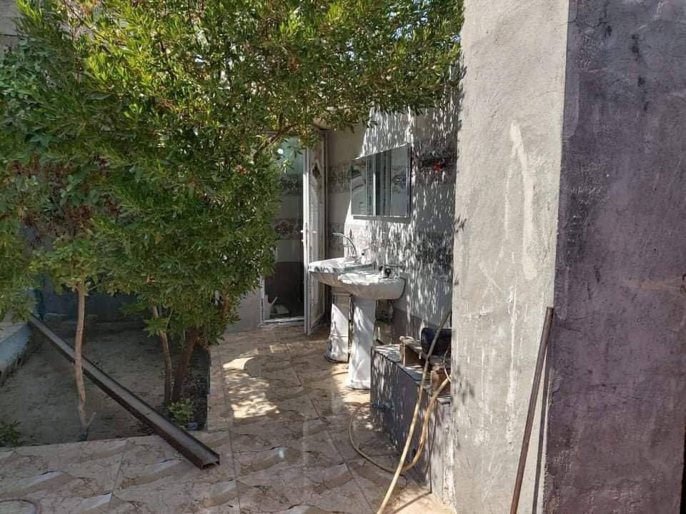 🌹ياالله 🌹
دار طابقين 180م (قرار 117) 🔴الطابق الاول يحتوي ع غرفتين نوم +ستقبال+كراج +حديقه +منور +مطبخ +صحيات +صاله +درج داخلي 

🟣الطابق الثاني يحتوي على غرفتين نوم +صاله+صحيات حمام +درج خارجي 

  طابقين كامل مكمل  العنوان :(الورديه حي الرسول ). السعر 75وقابل للتفاوض 
للاستفسار:📞***********ابو حمزه
