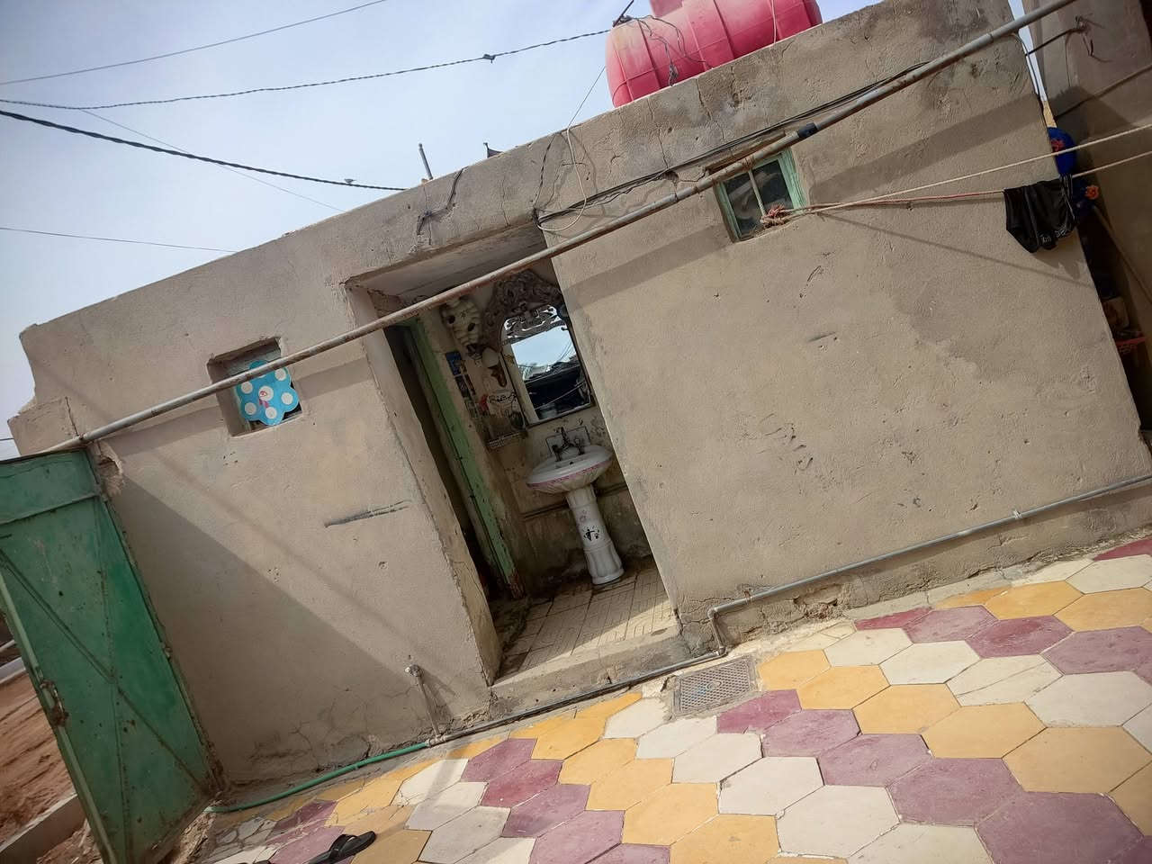 السلام عليكم بيت للبيع اوقاف مساحه 200 متر واجهيه 10 خلف جامع شاكر هندس السعر خاص. ***********
