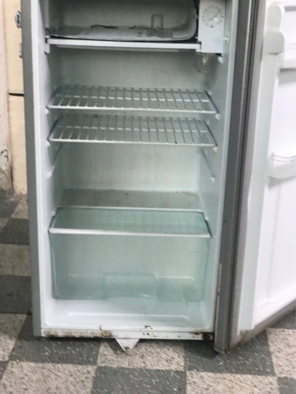 
ما هو الحجم أو السعة باللترات؟: 
حجم ٦ قدم
هل هناك أي مشاكل أو أعطال يجب على المشتري معرفتها؟: 
كلا
ما هو سعر الثلاجة المطلوب؟: 
٥٠ الف
أين يمكن استلام الثلاجة؟: 
حي الجهاد 
هل السعر يشمل التوصيل؟: 
كلا