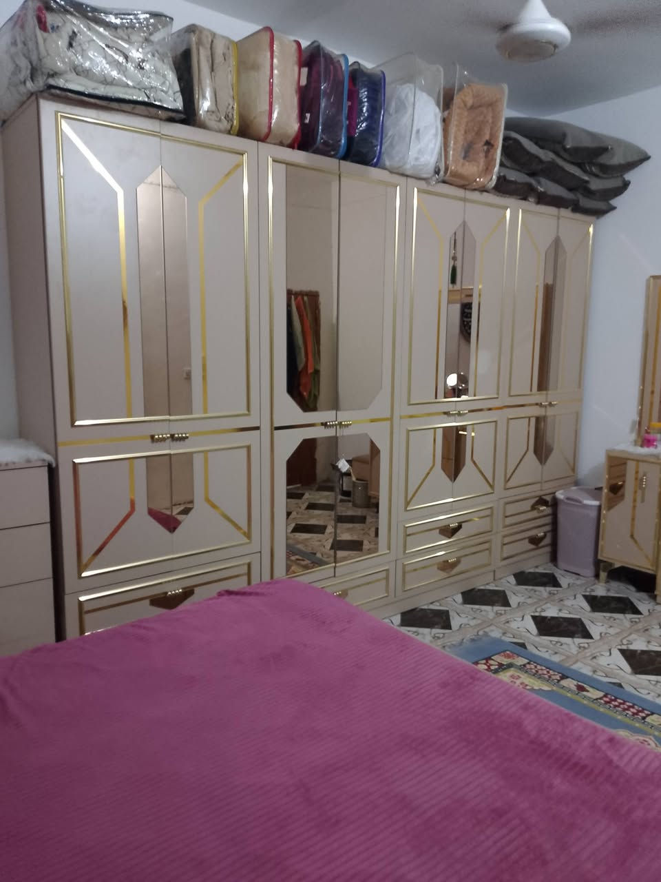 غرفة تركي نضافة 98/100
الجربوعية الثانية يم الريحانتين
السعر 1200 وبيه مجال 
مع العلم صارت ب1700 اعلية
***********
