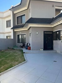 للبيع في مجمع الزيتون  طابقين  4غرف نوم بمساحة 200م موقع ممتاز  وبسعر ...