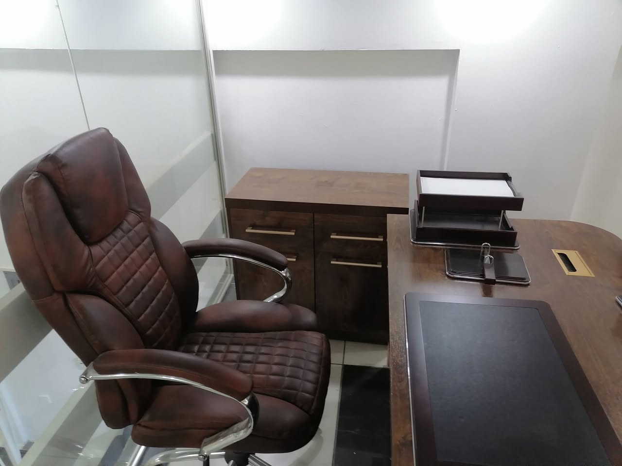 ميز مكتب مقاس ١٦٠ جديد
ميز مكتب فخم وياه طبلة مالتي
السعر ٥٠٠ الف للتوصل ***********
