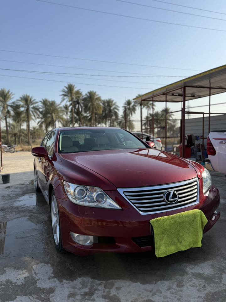 السلام عليكم لكزز ٢٠١٠  السيارة جديدة جديدة بمعنى الكلمة مكفولة من فتح وكص وصبغ ماعدا الدعامية الامامية 
السيارة وارد خليجي فول مواصفات اعلى مواصفات باللكزز 
بصمة شاشه بيبان شفط مساج تدفئة تبريد كشنات مواصفات متخلص   
السيارة جديدة بمعنى الكلمة ومابيها نقص شي جاهزه ١٠٠٪؜  وبالعافية عل ياخذها 
*********** رقمي
