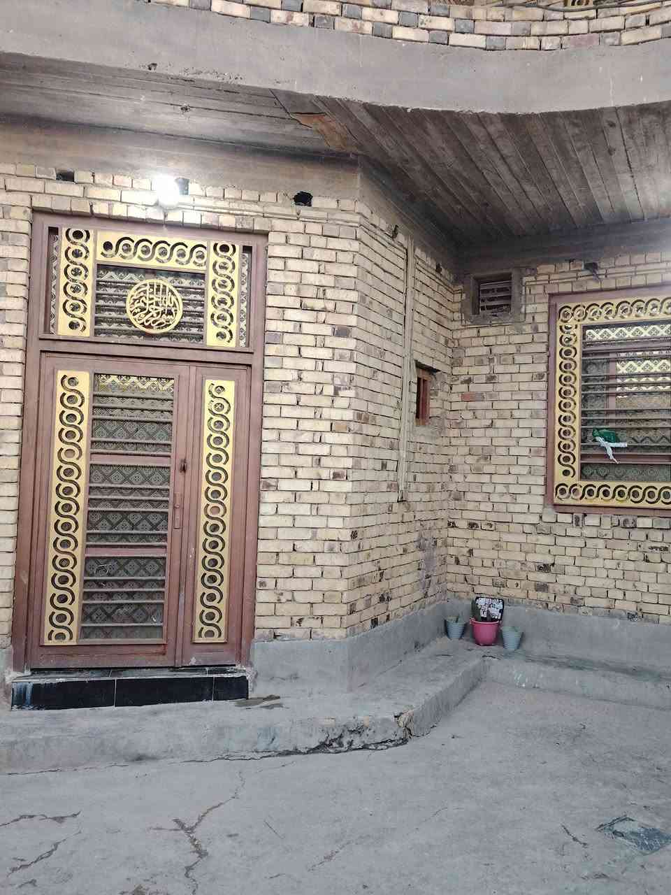 بيت طابو صرف  المساحه  (250)مترالبيع
العنوان بحي الزهراء شارع 20علئ الشارع العام خلف المعهد الفني

البيت يحتوي على طابقين
الطابق الاول
غرفه عدد 2
مطبخ حار وبارد
صاله 1
مناور عدد2
استقبال
صحيات داخليه وخارجيه
الطابق الثاني
غرفه عدد 2
صاله 1
صحيات داخليه

العنوان حي الزهراء شارع 20
الاستفسار على الرقم
***********
