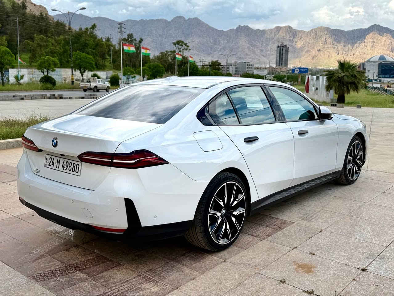 Bmw 530i model 2024 
سەیارەکە بی بۆیاخە دەعامی بۆ دەعامی بەشەرت ٢٣ هەزار رۆشتوە سەیارەکە دەعمی نیە تەنها دوپارجەی بیلدای لیکراوەتەوە بەستراوەتەوە دو جی قەلەمکاری پیوەیە باقی هەمو گیانی بەشەرت مواسەفات کامیرا ٣٦٠ رادار گەورە داتاشۆ سەماعە هارمان کاردۆ سەیارەکە وەک سفر وایە رەقەم کراوە هەمو شتیکی جاهیزە 
سەحری خوار هەمو بازار 
٤٣٣ گەلا مەجالیکی برایە 
ژمارە تەلەفۆن 
*********** السليمانية, العراق
